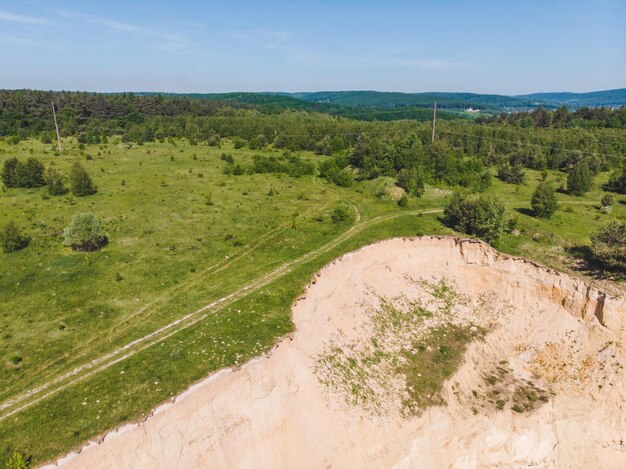 Vue aérienne du sable relié au champ vert