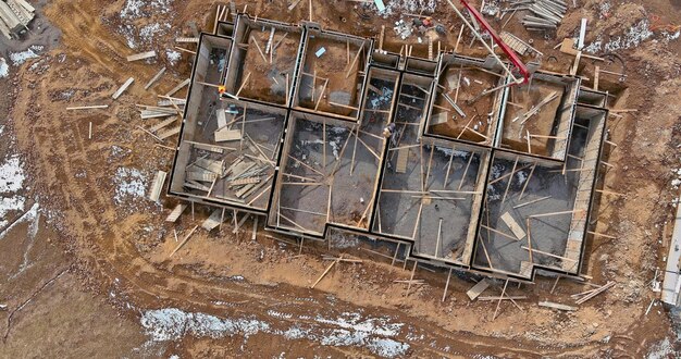 Vue aérienne du site de fondation en ciment des nouveaux détails du bâtiment avec préparation pour le coulage du ciment