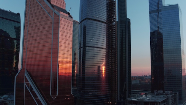 Vue aérienne du soir sur les gratte-ciel du centre-ville