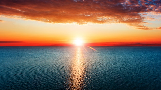 Vue aérienne du soleil levant sur la mer.