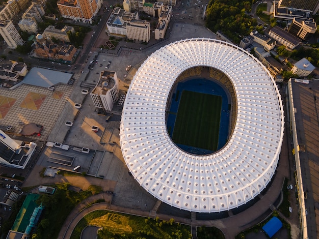 Vue aérienne du stade de football de la ville en Europe