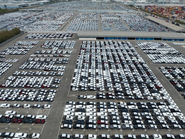 Vue aérienne du stock de voitures neuves sur le parking de l'usine Voir ci-dessus les voitures garées dans une rangée