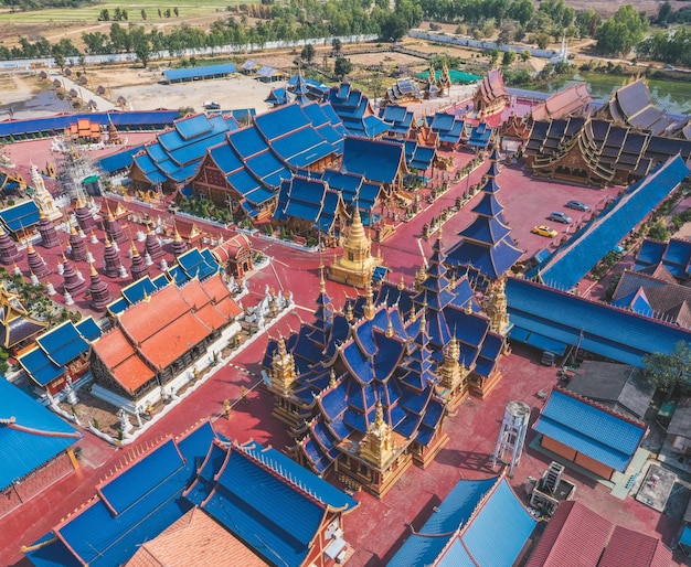 Vue aérienne du temple bleu Wat Phiphat Mongkhon à Sukhothai Thaïlande