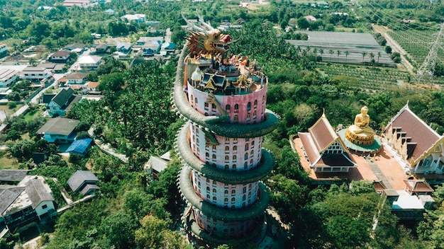 Vue aérienne du temple du dragon Wat Samphran dans le district de Sam Phran à Nakhon Pathom