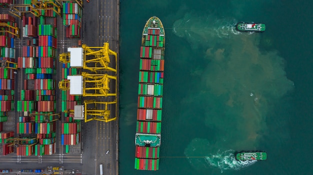 Vue aérienne du terminal cargo, Grue de déchargement du terminal cargo, Vue industrielle du port industriel avec conteneurs et porte-conteneurs.