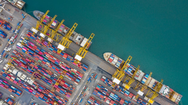 Vue Aérienne Du Terminal Cargo, Grue De Déchargement Du Terminal Cargo, Vue Industrielle Du Port Industriel Avec Conteneurs Et Porte-conteneurs.