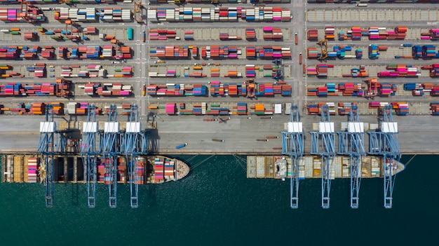 Vue aérienne du terminal cargo, Grue de déchargement du terminal cargo.