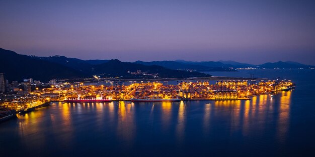 Vue aérienne du terminal à conteneurs la nuit