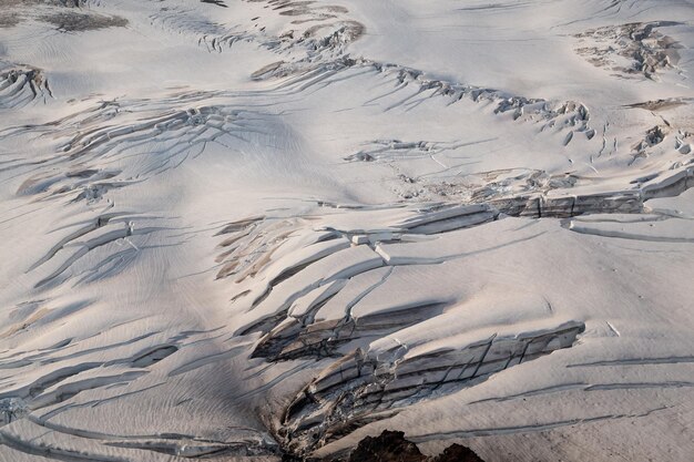 Vue aérienne du terrain accidenté et dangereux sur une montagne glaciaire