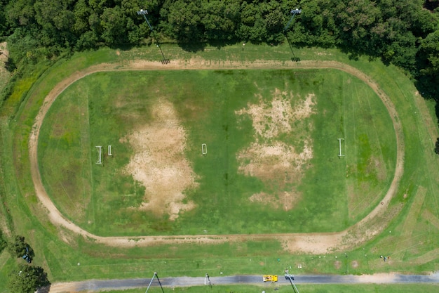 Vue aérienne du terrain de football vert vide avec piste de course Vue du stade vide du haut.