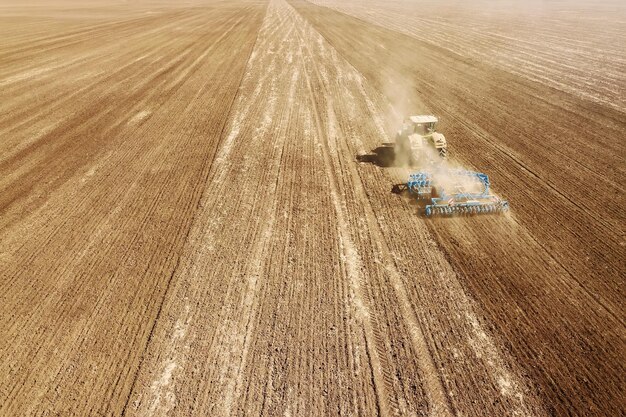 Vue aérienne du terrain de préparation du tracteur, paysage de tracteur agricole