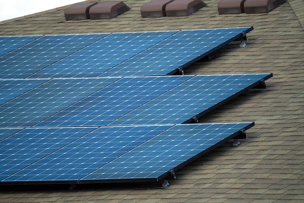 Vue aérienne du toit d'un bâtiment américain typique avec des panneaux solaires photovoltaïques bleus pour produire de l'énergie électrique écologique propre Investir dans l'électricité renouvelable pour le concept de revenu de retraite