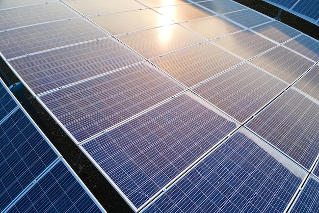 Vue aérienne du toit du bâtiment avec des rangées de panneaux solaires photovoltaïques bleus pour la production d'énergie électrique écologique propre. Électricité renouvelable avec concept zéro émission.