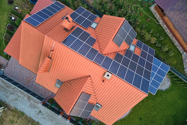 Vue aérienne du toit du bâtiment avec des rangées de panneaux solaires photovoltaïques bleus pour produire de l'énergie électrique écologique propre Électricité renouvelable avec concept zéro émission