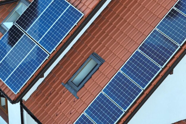 Vue aérienne du toit du bâtiment avec des rangées de panneaux solaires photovoltaïques bleus pour produire de l'énergie électrique écologique propre Électricité renouvelable avec concept zéro émission