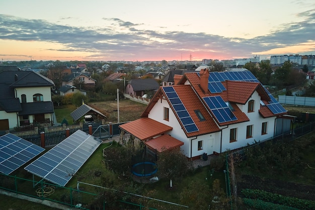 Vue aérienne du toit du bâtiment avec des rangées de panneaux solaires photovoltaïques bleus pour produire de l'énergie électrique écologique propre Électricité renouvelable avec concept zéro émission