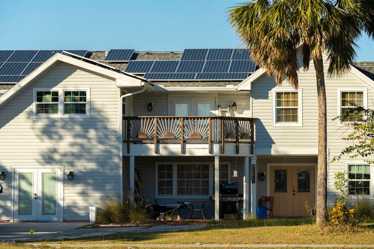 Photo vue aérienne du toit d'une maison américaine ordinaire avec des panneaux solaires photovoltaïques bleus pour produire de l'énergie électrique écologique propre investir dans l'électricité renouvelable pour le revenu de retraite