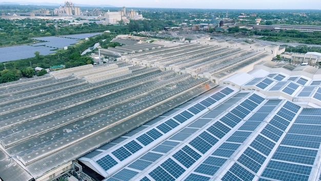 Vue aérienne du toit solaire de l'usine dans un environnement écologique