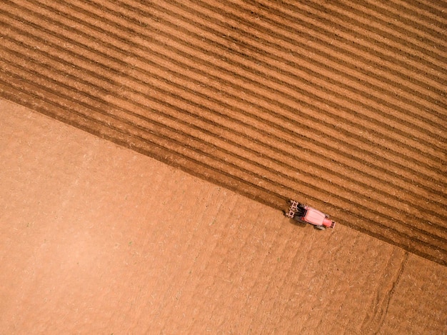 Vue aérienne du tracteur dans le champ