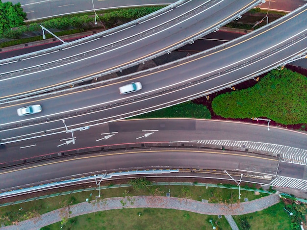 Vue aérienne du trafic sur la route