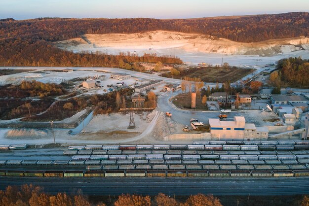 Vue aérienne du train de marchandises chargé de matériaux de pierre concassée à l'usine minière Transport ferroviaire de minerai de calcaire broyé