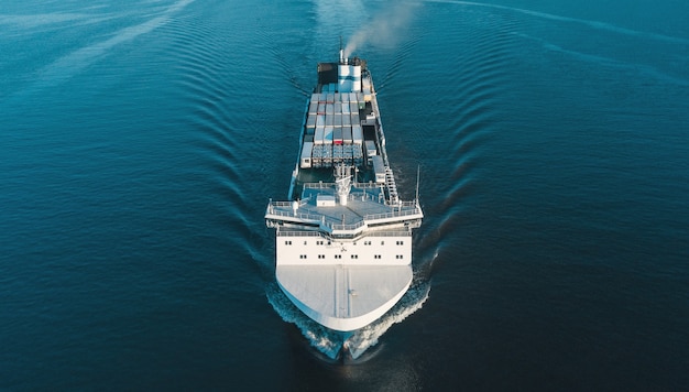 Vue aérienne du transporteur de véhicules dans la mer