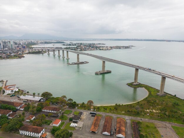 Vue aérienne du troisième pont à Enseada de Su à Vitria Espirito Santo au Brésil