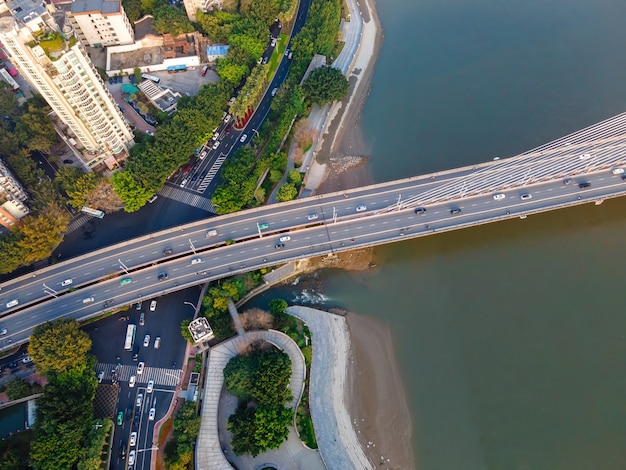 Vue aérienne du viaduc routier urbain à Fuzhou, Chine