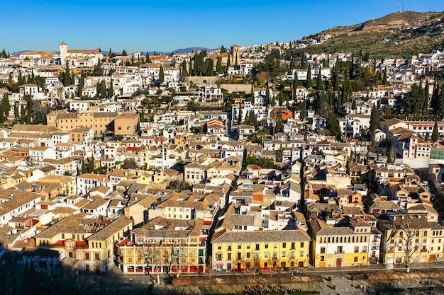 Vue aérienne du vieux quartier de l'Albaicin à Grenade à côté de l'Alhambra.