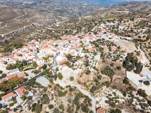 Vue aérienne du vieux village de Chypre de montagne Agios Therapon, Chypre 2020