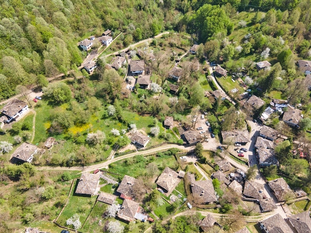 Vue aérienne du village de Bozhentsi en Bulgarie