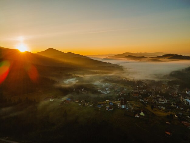 Vue aérienne du village de bukovel dans l'espace de copie de la chaîne de montagnes des Carpates ukrainiennes