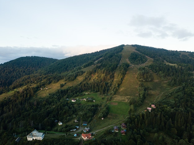 Vue aérienne du village des Carpates Slavske avec les montagnes