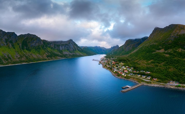 Vue aérienne du village et du fjord de Gryllefjord sur l'île de Senja en Norvège