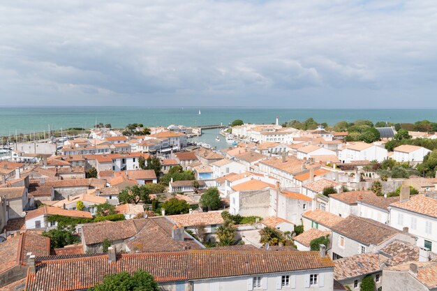 Vue aérienne du village de l'église Saint Martin de Re