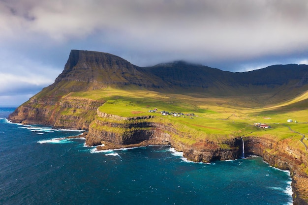 Vue aérienne du village de gasadalur et de sa cascade dans les îles féroé danemark