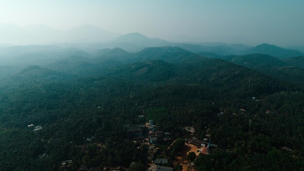 Vue aérienne du village en Inde avec des montagnes en arrière-plan