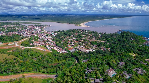 Vue aérienne du village d'Itacare Bahia Brésil avec bateaux de pêche et rivière en arrière-plan