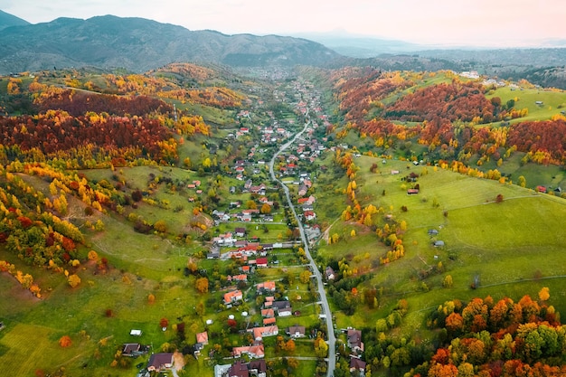 Photo vue aérienne du village et de la montagne en automne