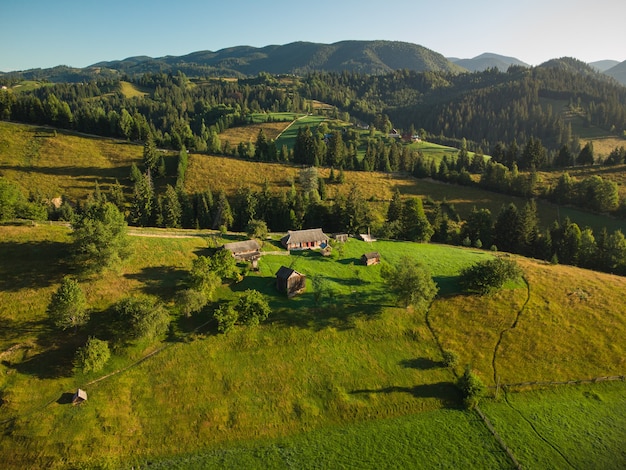 Vue aérienne du village de montagne dans les Carpates en journée d'été