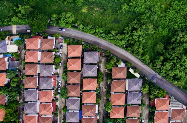 vue aérienne du village natal et de l&#39;environnement vert