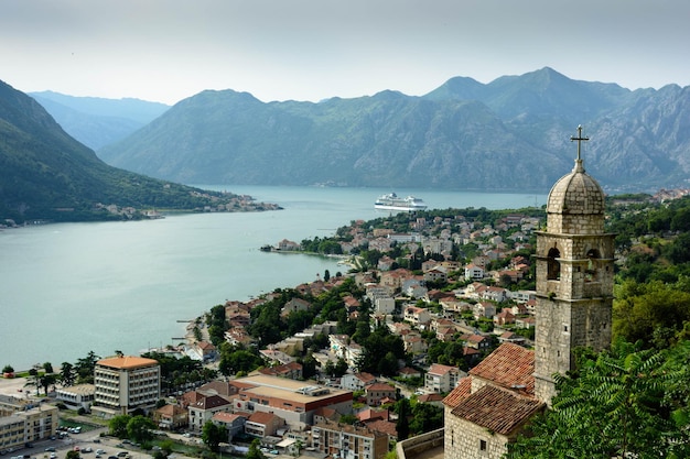 Vue aérienne du village par la rivière contre les montagnes