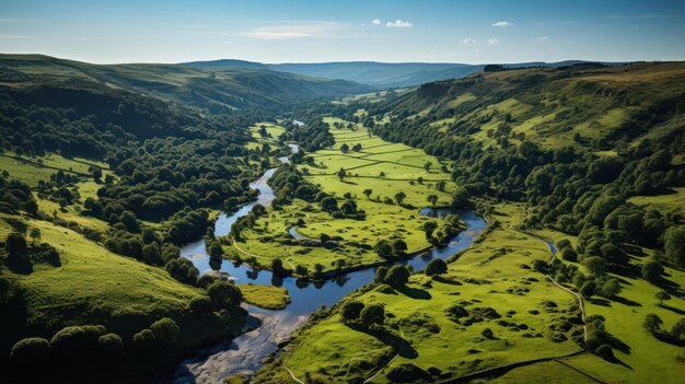 Vue aérienne du village avec le parc national du district de River Peak et les champs verts