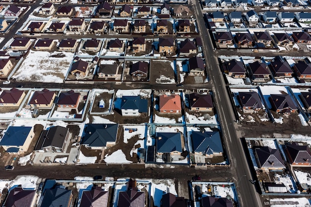 Vue aérienne du village résidentiel de banlieue avec de nombreuses maisons unifamiliales