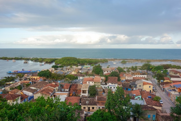 Vue aérienne du village de Santa Cruz Cabralia dans l'état de Bahia au Brésil