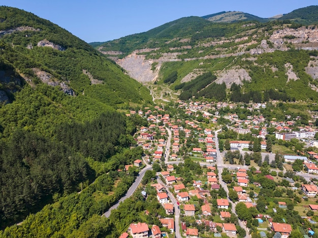 Photo vue aérienne du village de tserovo, en bulgarie