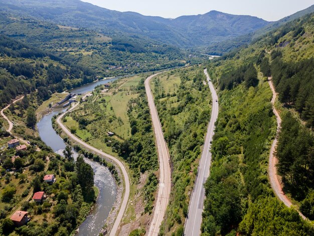 Photo vue aérienne du village de tserovo, en bulgarie