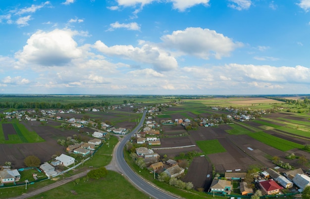 Vue aérienne du village ukrainien au printemps contre le ciel bleu