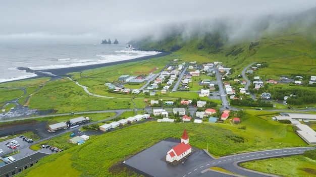 Vue aérienne du village de Vik dans le sud de l&#39;Islande