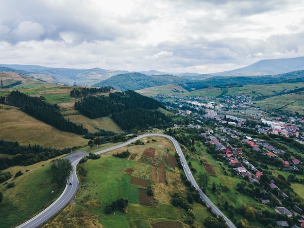 Vue aérienne du village de volovets dans les montagnes des Carpates ukrainiennes. espace de copie. saison de l'automne